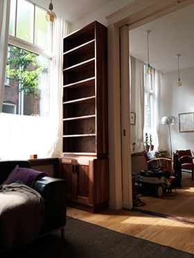 Twee boekenkasten van notenhout