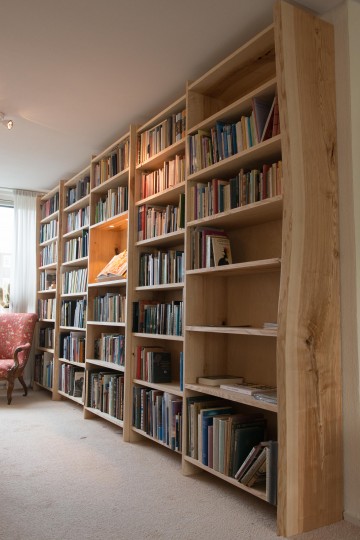 grote boekenkast van essenhout 