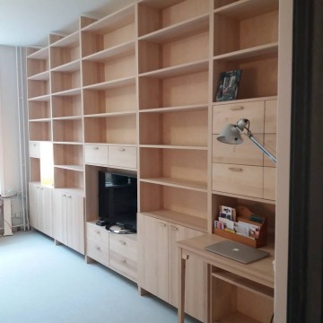 Grote boekenkast van massief berkenhout