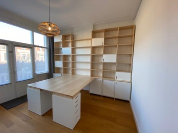 thuiskantoor met twee grote boekenkasten en een bureau