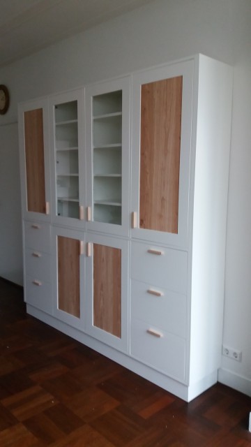 wandkast van geschilderd beukenhout 