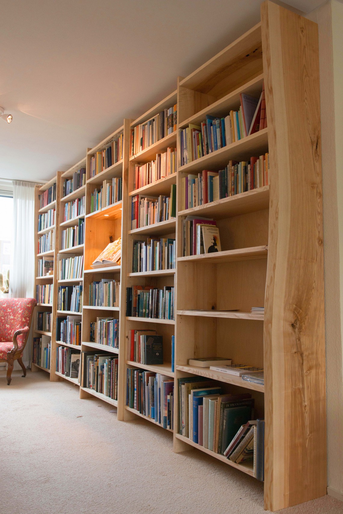 grote boekenkast van essenhout 