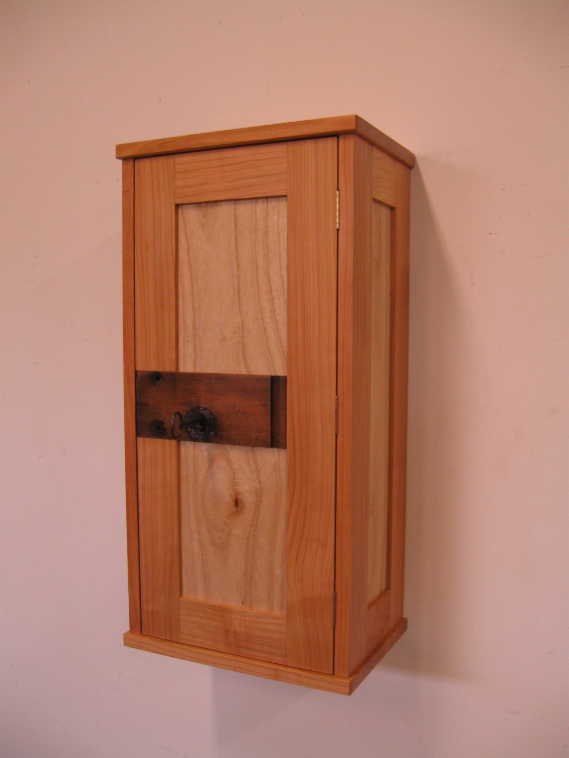 hangkast met oud slot