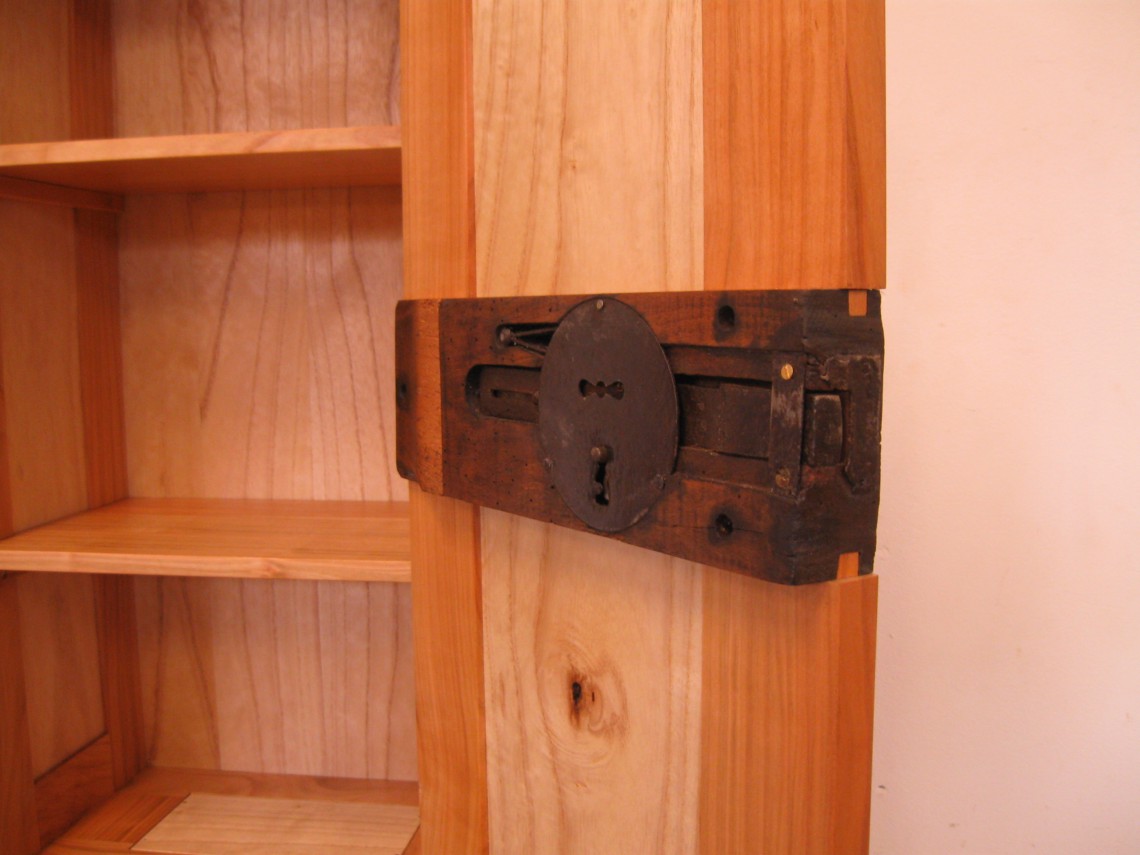 hangkast met oud slot