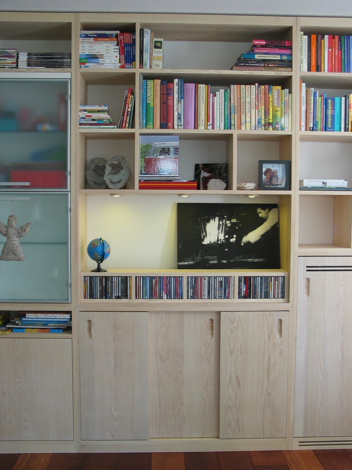 boekenkast van essenhout