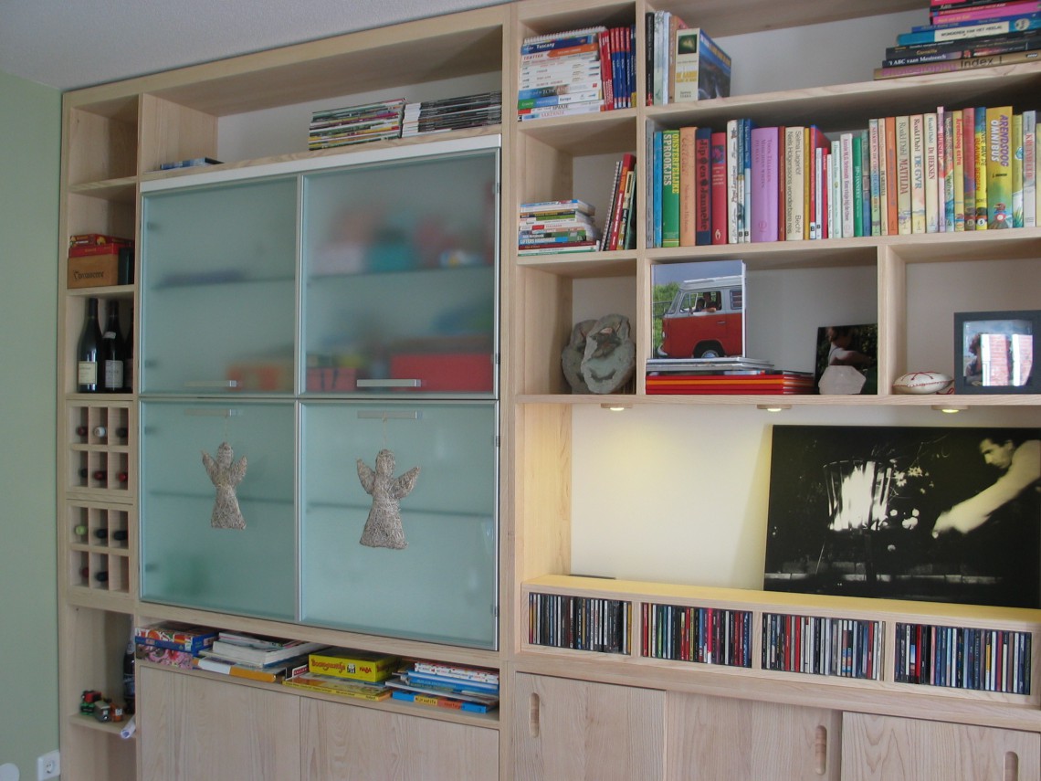 boekenkast van essenhout